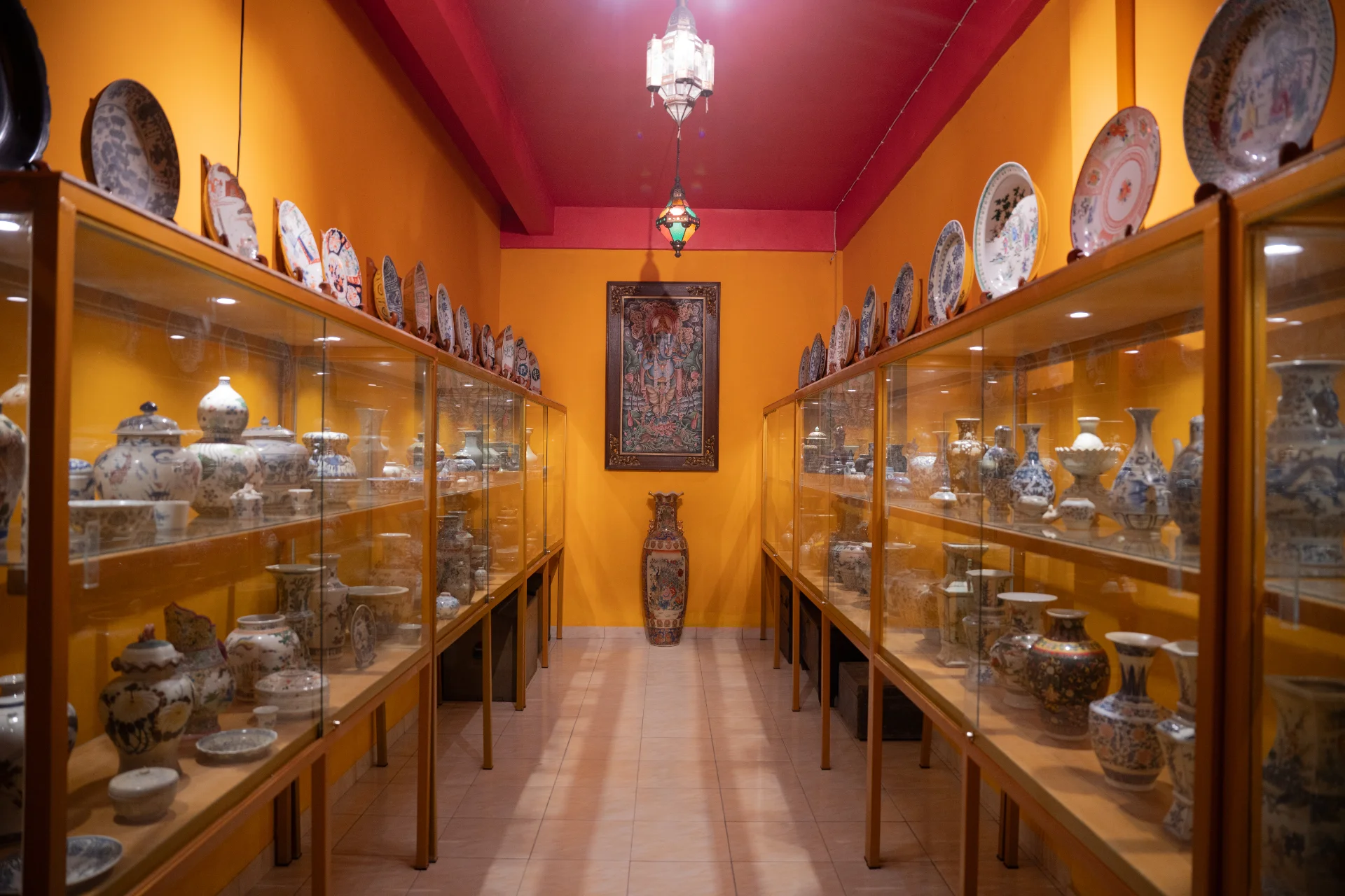 Curated glass display of ancient Chinese dynasty porcelain jars and vessels, Museum Peter Bloch Collection.