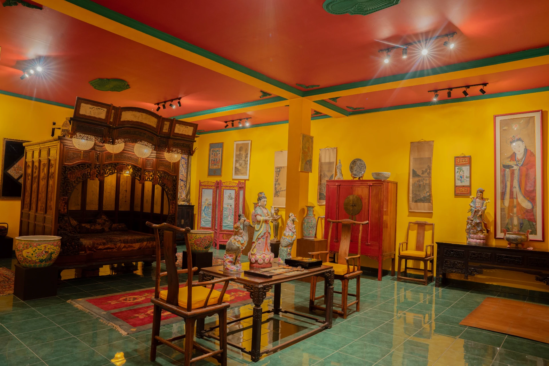 Interior of the Chinese Room at Museum Peter Bloch Collection, featuring ancient statues, paintings, and porcelain.