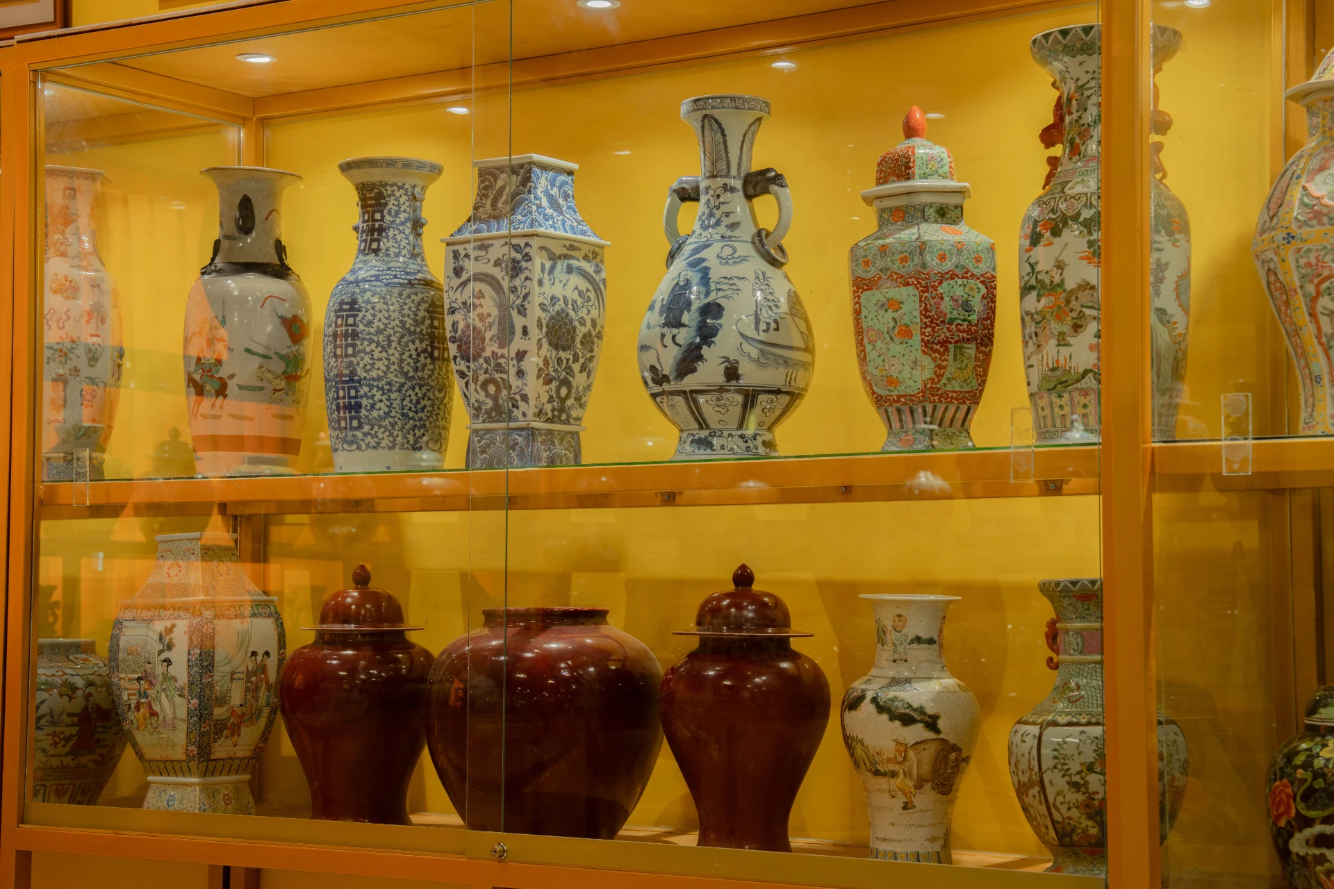 Detailed close-up view of decorative Chinese dynasty porcelain plates, Museum Peter Bloch Collection.