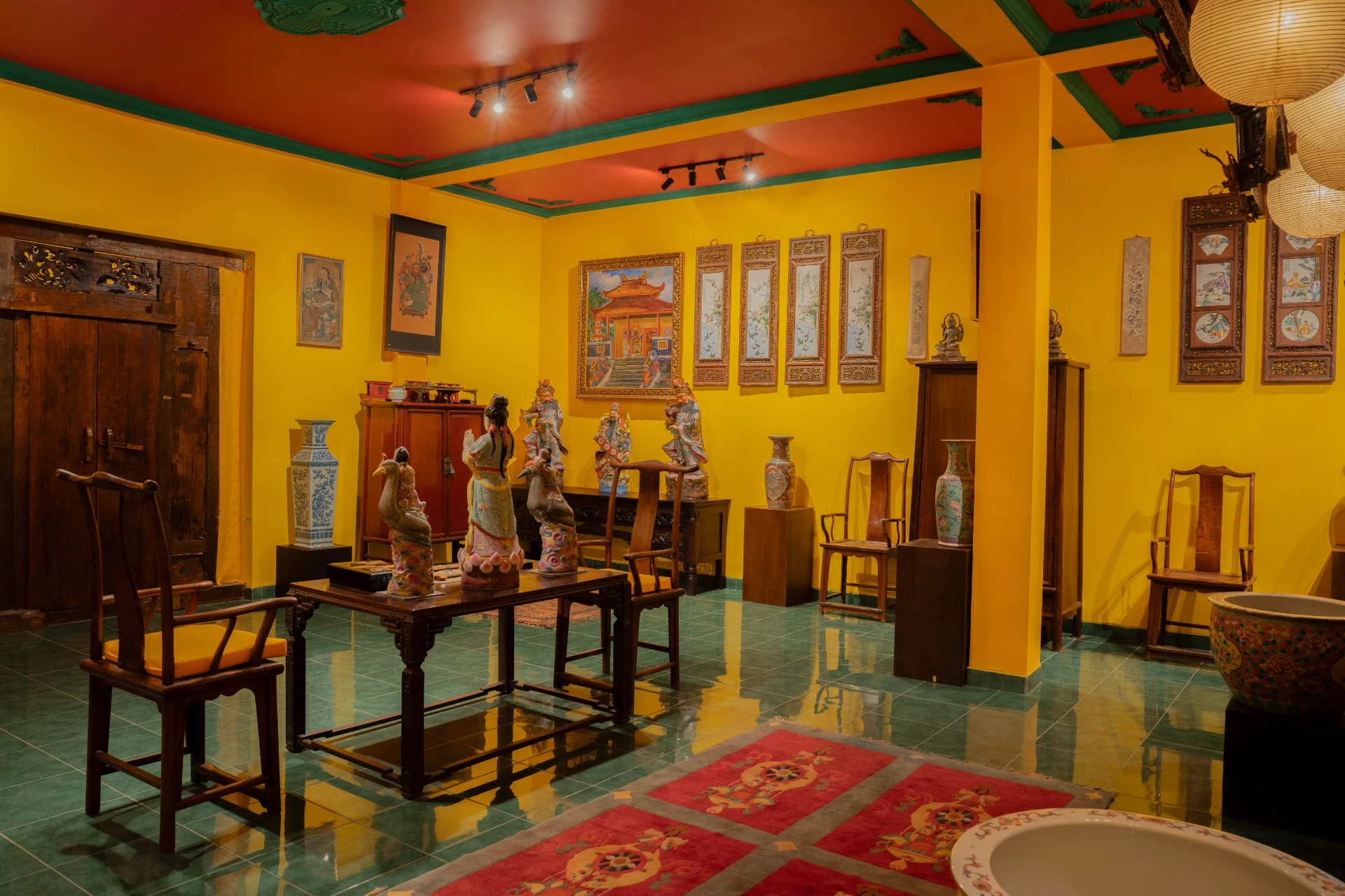 Interior of the Chinese Room at Museum Peter Bloch Collection, featuring ancient statues, paintings, and porcelain.