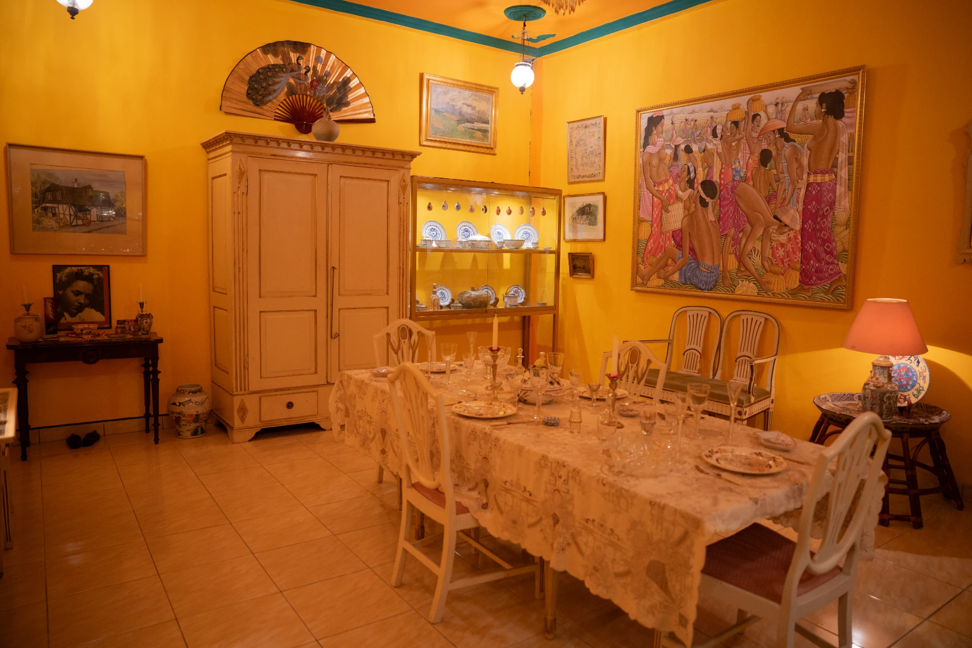 Interior of the VOC Room at Museum Peter Bloch Collection featuring Dutch colonial furniture and red walls.