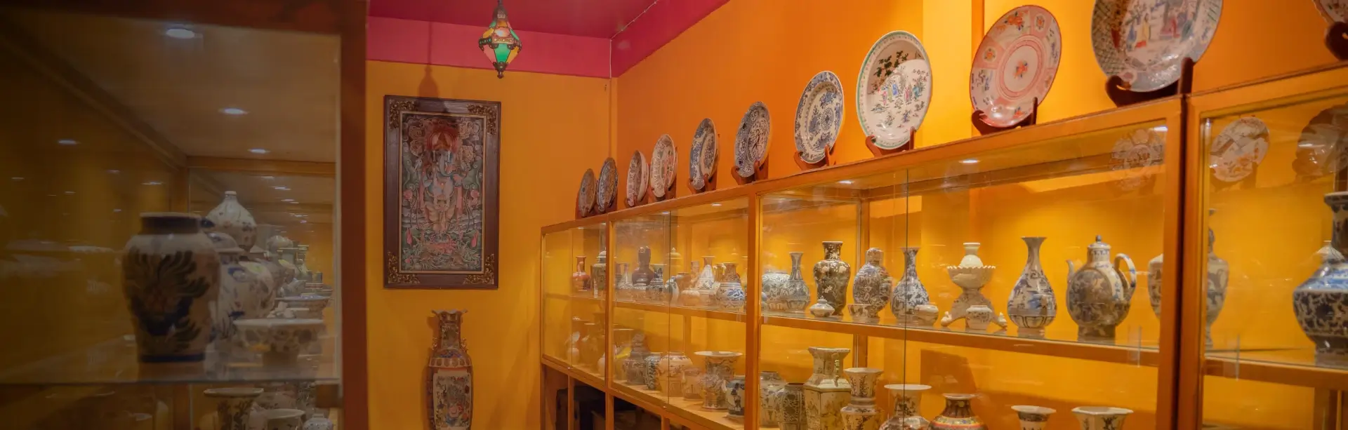 Gallery of antique Chinese dynasty porcelain at Museum Peter Bloch Collection, featuring blue and white ceramics.